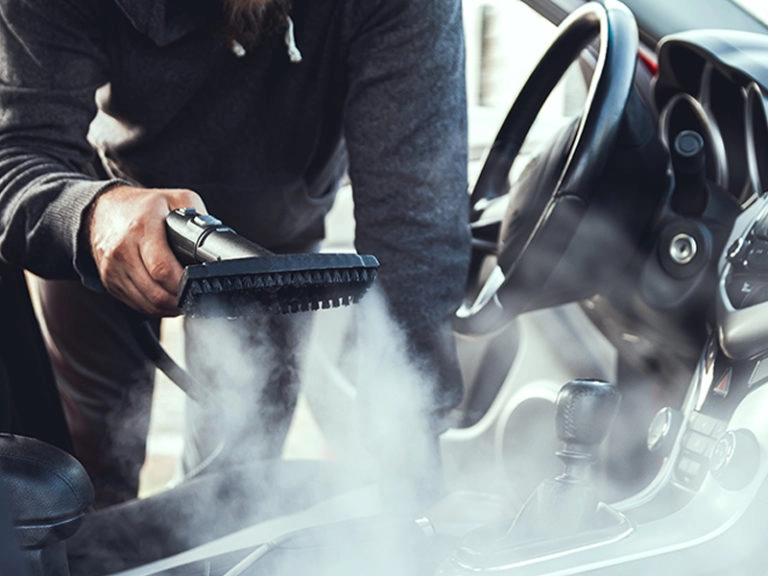 Auton sisätilat pestään